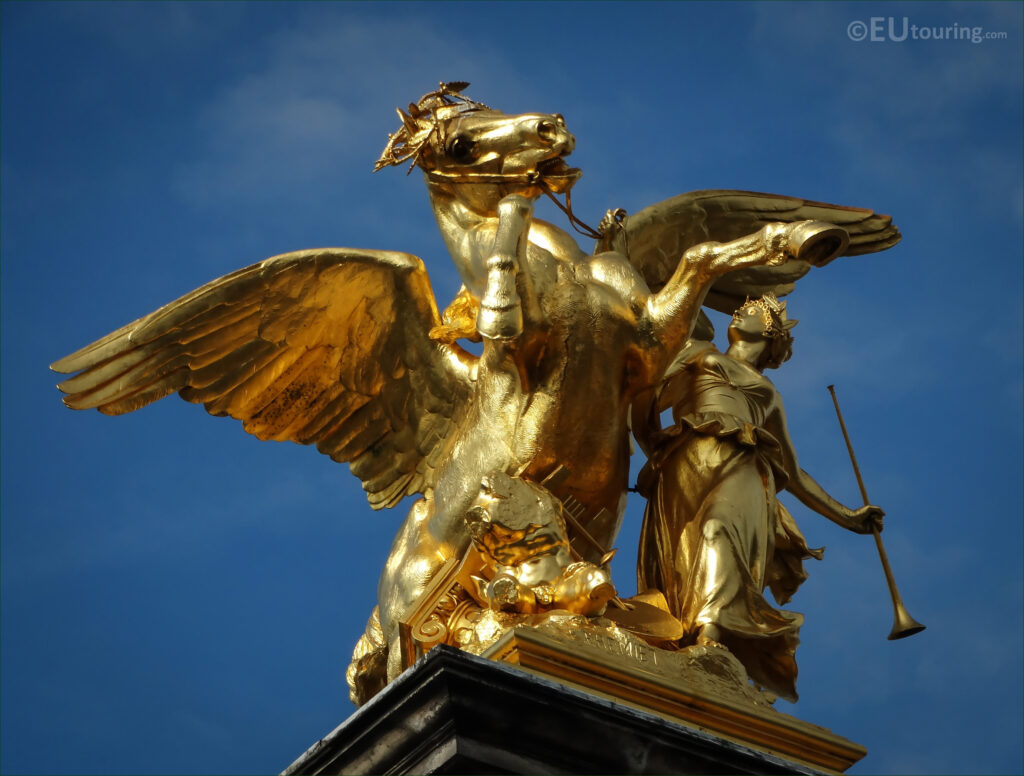 Ponte Alexandre III e suas incríveis esculturas